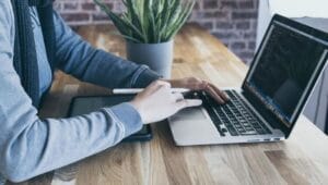 Jasa Joki Tugas Coding, Antara Solusi Instan dan Dilema Etika di Era Digital